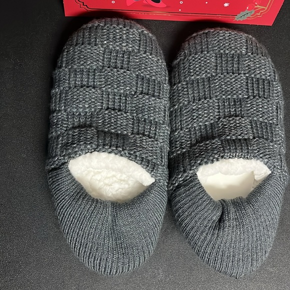 $5 ADD ON ITEMDark Grey Fluffy Home Slippers Kids Size M Foot Booties Girls NWOT - Picture 2 of 5